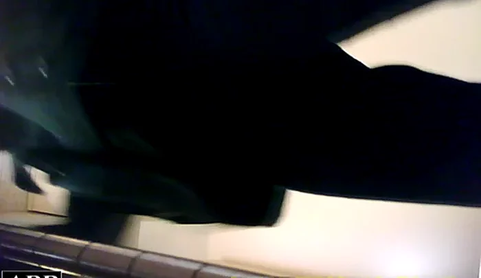 3視点洗面所 トイレ盗撮 日本の女性が放尿する様子を隠しカメラで捉えた映像 のスクリーンショット 1