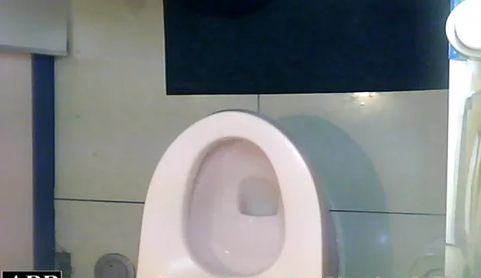 洗面所盗撮3視点 トイレで用を足す無防備な女性たちのプライベートな瞬間 のスクリーンショット 3