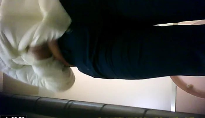 洗面所盗撮3視点 トイレで用を足す無防備な女性たちのプライベートな瞬間 のスクリーンショット 2