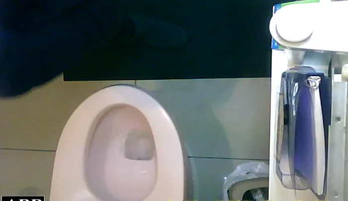 洗面所盗撮3視点 トイレで用を足す無防備な女性たちのプライベートな瞬間 のスクリーンショット 3