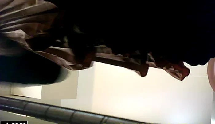 3視点洗面所 vol.38 – 公衆トイレでの盗撮映像を3つのアングルから収録 のスクリーンショット 1