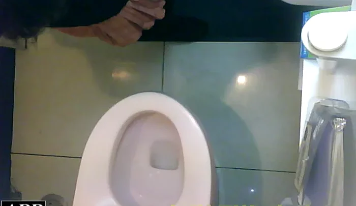 3視点洗面所 vol.38 – 公衆トイレでの盗撮映像を3つのアングルから収録 のスクリーンショット 3