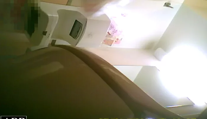 3視点洗面所 vol.38 – 公衆トイレでの盗撮映像を3つのアングルから収録 のスクリーンショット 4