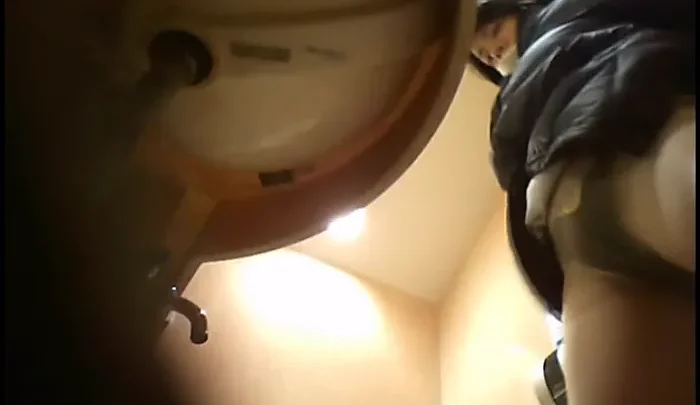 隠し撮りトイレ盗撮 新作隠しカメラ アジアンピッシング トイレスパイ覗き動画 のスクリーンショット 1