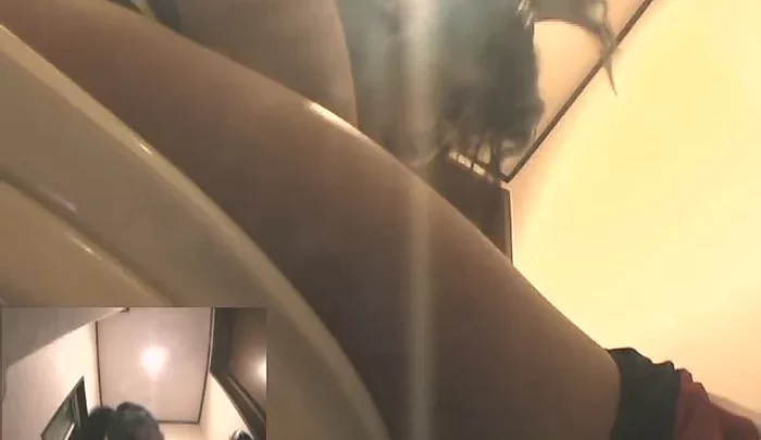 ダイエットサプリモニター会場3カメ撮りれ vol.5 – トイレ盗撮カメラで覗かれる羞恥の瞬間 のスクリーンショット 2