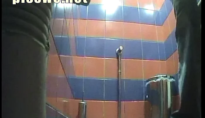 トイレの盗撮ビデオ、ロシアの隠しカメラ映像、ヴィンテージお漏らし動画を収録 のスクリーンショット 2