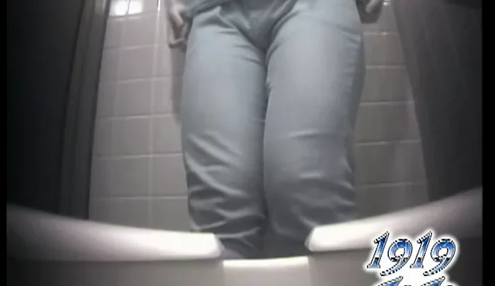 恥ずかしがり屋の女性たちが利用する和式トイレの盗撮映像。ホストクラブ内の様子を捉えた隠しカメラ作品。 のスクリーンショット 4